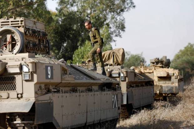 Des soldats israéliens en état d’alerte à la frontière avec Gaza. Menahem Kahana/AFP