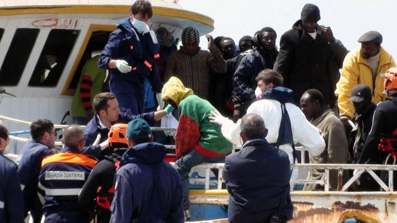 Des migrants en provenance de Libye arrivant à Lampedusa, en Italie. Photo AFP